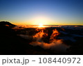 朝日を浴びて燃える雲海 108440972