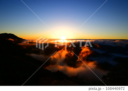 朝日を浴びて燃える雲海 朝日を浴びて燃える雲海 108440972