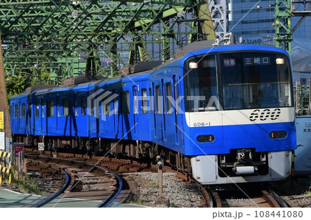 八ツ山鉄橋踏切を通過する京急600形606Fブルースカイ 108441080