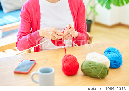 毛糸の編み物を楽しむ女性の手元 108441358