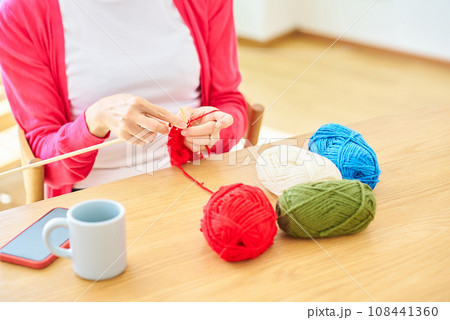 毛糸の編み物を楽しむ女性の手元 108441360