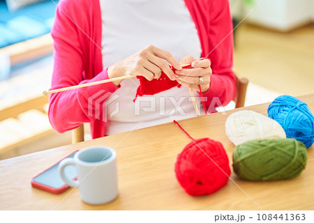 毛糸の編み物を楽しむ女性の手元 108441363