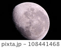 クレーターが見える月 108441468