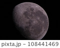 クレーターが見える月 108441469