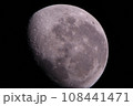 クレーターが見える月 108441471