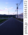 朝の光に照らされる道路 108441472