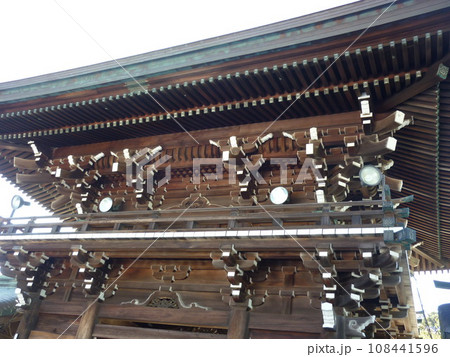 美しい木組みが印象的な宮地嶽神社の楼門 108441596