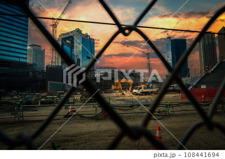 造成中の大阪駅北側の「うめきた広場」、夕焼け、6月27日、日本 造成中の大阪駅北側の「うめきた広場」、夕焼け、6月27日、日本 108441694