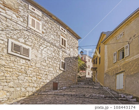 Picture from the town of Groznjan with idyllic cobbled streets and buildings made of natural stone 108443174