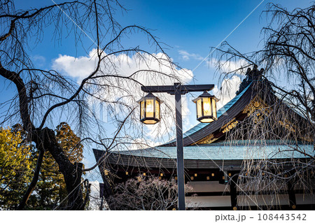 北野天満宮のお正月、末社・一之保神社・奇御魂神社の冬景色、冬木立と街灯 108443542