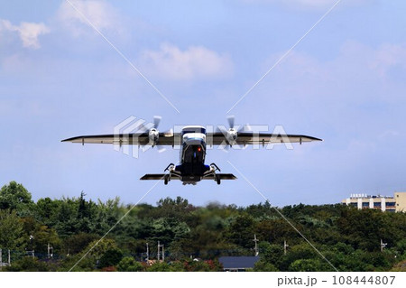 調布飛行場から東京の島嶼部へ空の旅… 大空を舞う【ドルニエ228】 108444807