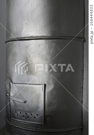 old wood stove 108444833