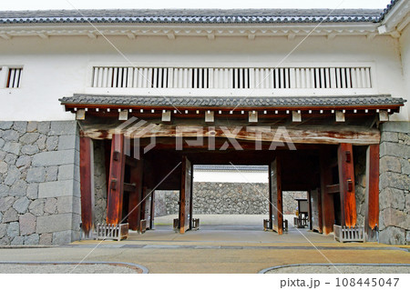 山形市 山形城 国史跡 二の丸枡形東大手門 枡形外から望む二の門・櫓門 山形市 山形城 国史跡 二の丸枡形東大手門 枡形外から望む二の門・櫓門 108445047