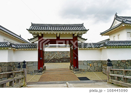山形市　山形城　国史跡　二の丸枡形東大手門　大手橋から望む高麗門と北櫓 108445090