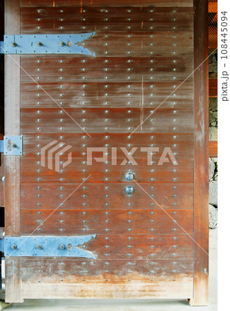 山形市　山形城　国史跡　二の丸枡形東大手門　櫓門の扉 108445094