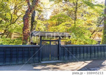 秋の角館武家屋敷通り（青柳家）紅葉の風景　秋田県仙北市 108445213