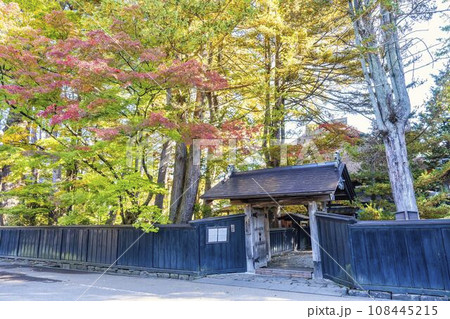 秋の角館武家屋敷通り（石黒家）紅葉の風景　秋田県仙北市 108445215