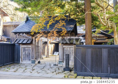 秋の角館武家屋敷通り(河原田家)紅葉の風景 秋田県仙北市 秋の角館武家屋敷通り(河原田家)紅葉の風景 秋田県仙北市 108445235