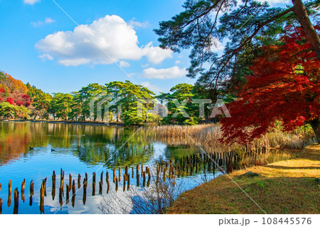 福島県　白河市　国指定史跡　名勝南湖公園の秋 108445576