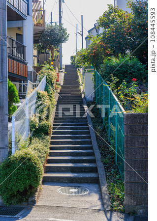 住宅街にある細くて長い階段 住宅街にある細くて長い階段 108445593