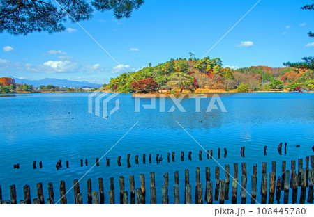 福島県　白河市　国指定史跡　名勝南湖公園の秋　御影の島 108445780