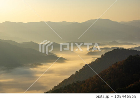 高ツムジ山から望む雲海に包まれた風景 高ツムジ山から望む雲海に包まれた風景 108446858
