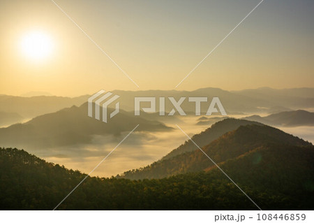 高ツムジ山から望む雲海に包まれた風景 高ツムジ山から望む雲海に包まれた風景 108446859