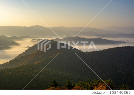 高ツムジ山から望む雲海に包まれた風景 高ツムジ山から望む雲海に包まれた風景 108446869