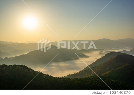 高ツムジ山から望む雲海に包まれた風景 108446870