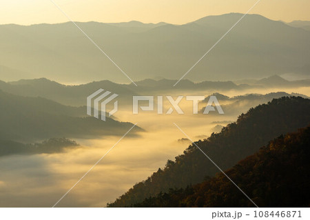 高ツムジ山から望む雲海に包まれた風景 108446871
