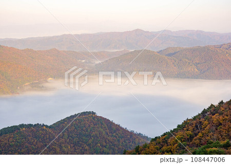 高ツムジ山から望む雲海に包まれた風景 高ツムジ山から望む雲海に包まれた風景 108447006