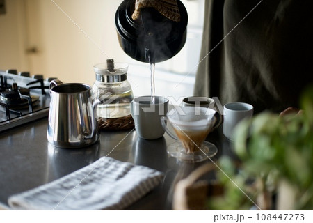 ハンドドリップでコーヒーを淹れるための準備で器具を温めているところ 108447273