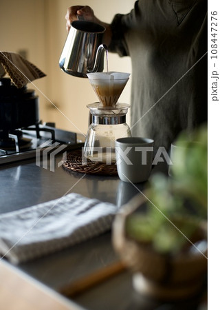 ハンドドリップでコーヒーを淹れているところ ハンドドリップでコーヒーを淹れているところ 108447276