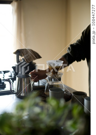 ハンドドリップでコーヒーを淹れているところ 108447277