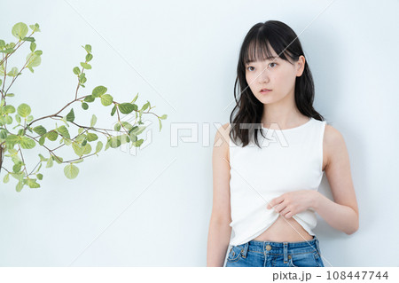 タンクトップの若い女性 タンクトップの若い女性 108447744