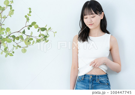 タンクトップの若い女性 タンクトップの若い女性 108447745