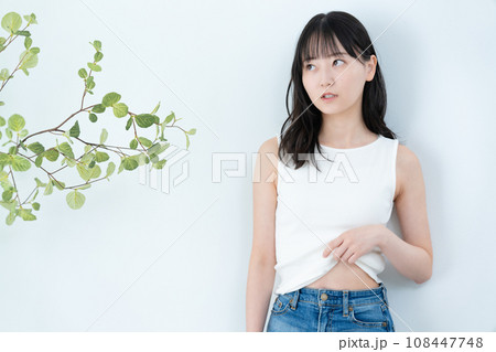タンクトップの若い女性 タンクトップの若い女性 108447748