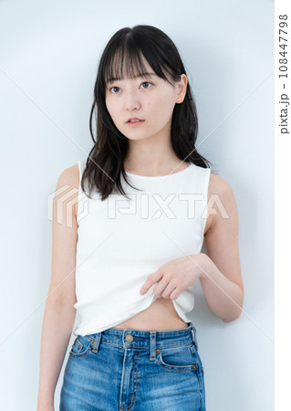 タンクトップの若い女性 タンクトップの若い女性 108447798