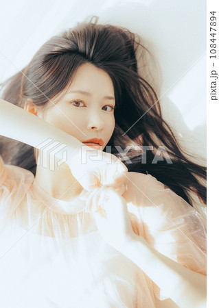 朝日を浴びている若い女性 108447894