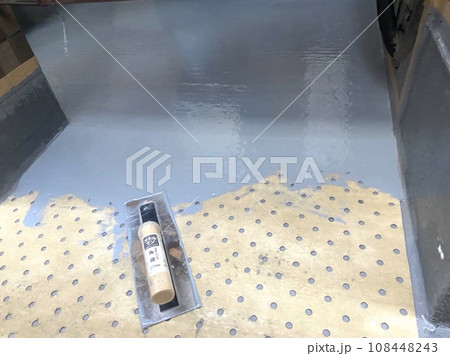 通気緩衝シートに小手でウレタンを均一に塗布作業 通気緩衝シートに小手でウレタンを均一に塗布作業 108448243