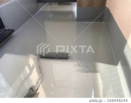グレー色の仕上げトップコート塗布を行うバルコニーのウレタン防水 グレー色の仕上げトップコート塗布を行うバルコニーのウレタン防水 108448244