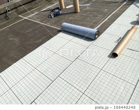 伸縮目地打ち替え、下地処理後に通気緩衝シートを敷く 108448248