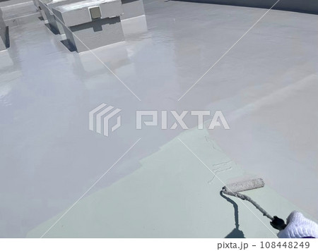 グレー色のトップコートを塗布するウレタン防水の仕上げ作業 108448249