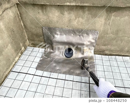 通気緩衝シート後に改修用ドレンを設置作業 108448250