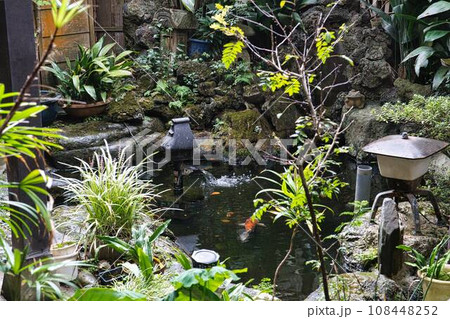 池の有る中庭 108448252