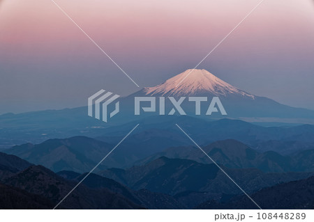 丹沢・塔ノ岳山頂から見る朝焼けの富士山 丹沢・塔ノ岳山頂から見る朝焼けの富士山 108448289