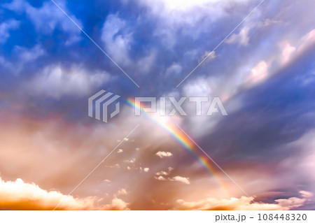 雨上がりの東の空に現れた虹 (秋) 108448320