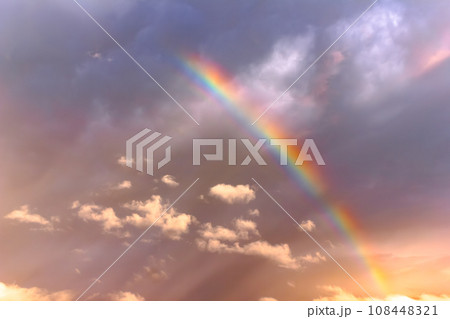 雨上がりの東の空に現れた虹 (秋) 雨上がりの東の空に現れた虹 (秋) 108448321