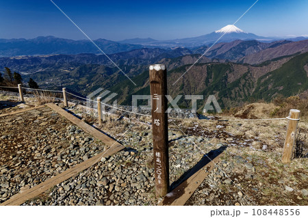 丹沢表尾根・三ノ塔から見る早春の富士山 108448556