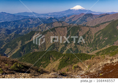 丹沢表尾根・三ノ塔から見る早春の富士山 丹沢表尾根・三ノ塔から見る早春の富士山 108448557